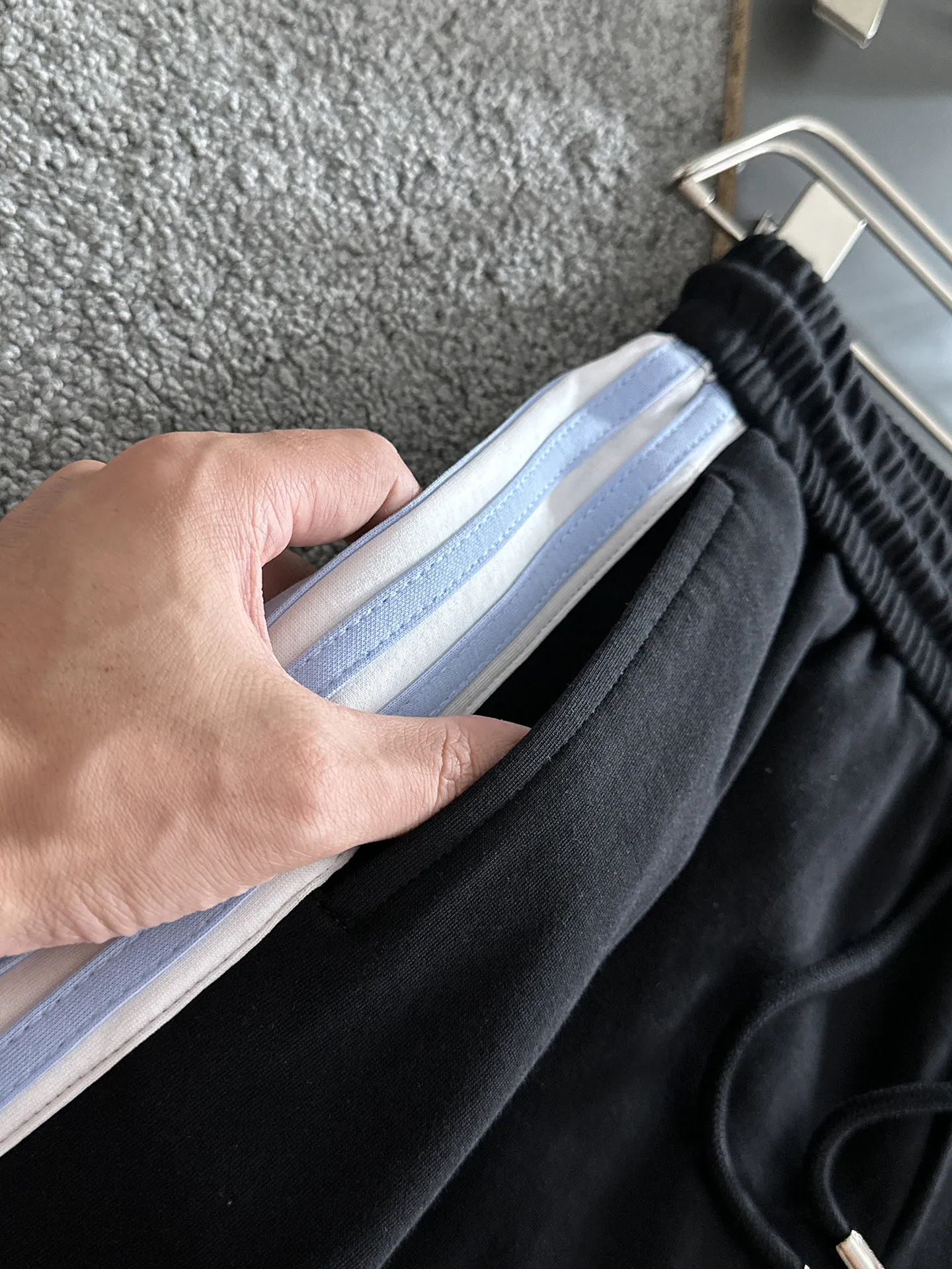Balenciaga's three-standard complete 2026 summer New Arrival men's casual shorts, advanced custom-made Breathable fabric, Breathable fabric, extremely stretchy and comfortable, impeccable details, top-grade accessories, original logo design concept, delicate and soft feel! The upper body fit is awesome! Size: M-XXXL Please state your height and weight when ordering